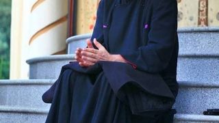 Preotul-cantaret Cristian Pomohaci, acuzat de plagiat de fiul unei interprete de muzica populara cu care acesta a si cantat! A vrut sa-i plateasca daune de 30.000 de lei! Ce au spus specialistii despre asemanarea celor doua piese