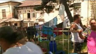 Evacuare cu scandal si plansete, in Iasi, unde mai multe familii au fost scoase in strada dintr-o cladire istorica. Ce au gasit autoritatile inauntru