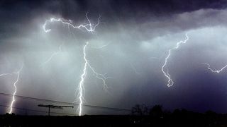 Copaci smulsi si zeci de acoperisuri distruse din cauza furtunii. Mai multe familii au fost evacuate din case, in Bistrita-Nasaud