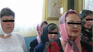 "Doamna Mariana", (in alb), alaturi de alte credincioase in biserica la o slujba oficiata de preotul Pomohaci
