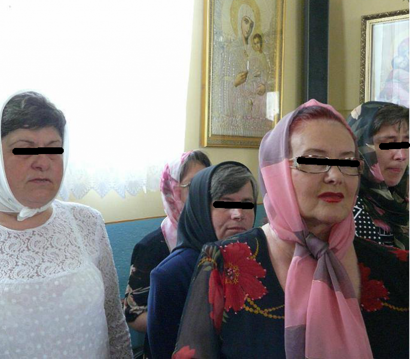 "Doamna Mariana", (in alb), alaturi de alte credincioase in biserica la o slujba oficiata de preotul Pomohaci