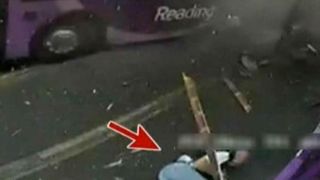 Un barbat este lovit in plin de un autobuz de cateva tone! E de necrezut ce se intampla in continuare