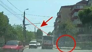 Momentul socant in care copilul de 12 ani din Iasi este agatat de firul unui autobuz! Va ramane desfigurat pe viata