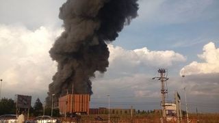 Incendiu puternic la doua depozite din Balotesti. Flacarile au peste zece metri! Doi barbati au avut nevoie de ingrjiri medicale