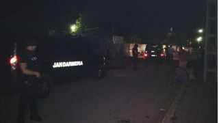 Macel la Focsani. Trei barbati si o femeie au fost gasiti morti pe strada, in urma unei batai cu furci si topoare