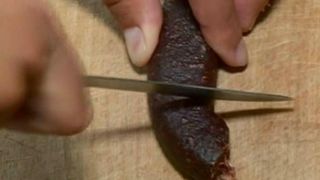 Plangere fara precedent la OPC. Un tanar si-a rupt dintele intr-o bucata de ghiudem. Raspunsul inspectorului OPC este halucinant