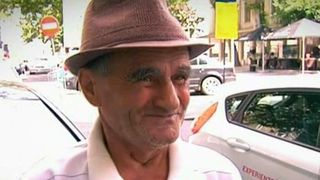 Ne batem joc de batranii nostri! Stau in caldura de foc sa castige cativa banuti. Uneori, nici macar nu fac destul cat sa isi plateasca drumul de la tara pana in Bucuresti