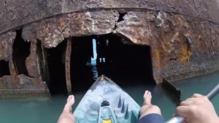 Asa arata interiorul epavei din Costinesti! Un barbat a filmat totul. Nimeni nu s-a aventurat atat de departe