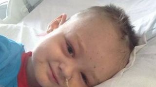 Si-a dorit un singur lucru inainte de a muri in bratele tatalui sau. Povestea sfasietoare a unui baietel de 7 ani, rapus de o boala cumplita