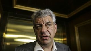 Premierul Mihai Tudose a trait periculos in Braila: "Printre cei care au avut ghinionul sa-si vada masinile acoperite de crengile copacilor doborati de vant s-a aflat si deputatul Mihai Tudose!"