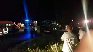 Tragedie cumplita in Arges. Un camion plin cu militari a cazut intr-o prapastie. Trei dintre ei, care au fost in misiuni in Afganistan, au murit. Premierul Tudose: „Aflu cu surprindere ca nu avem elicopter care sa intervina"