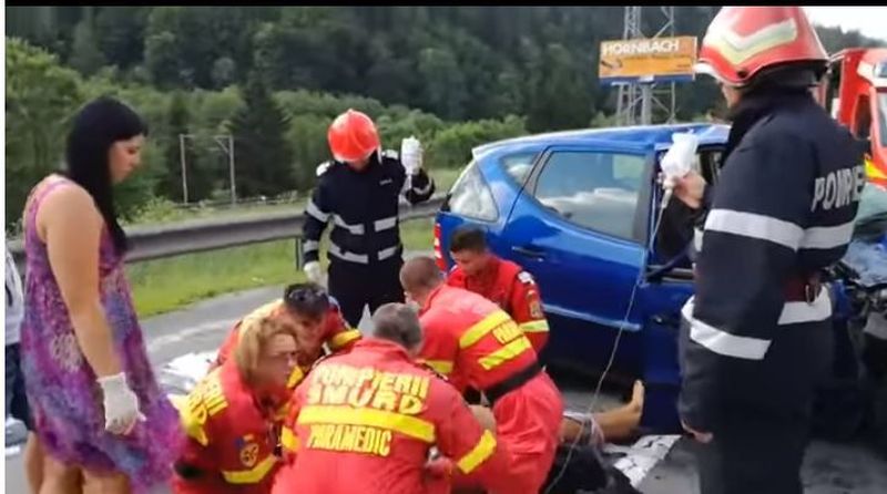 Femeia in rochie mov este doctorita care a resuscitat-o pe Catalina pana la venirea paramedicilor