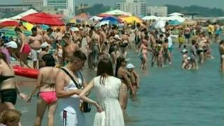 Romania se muta la mare in acest weekend! Cum incearca vanzatorii ambulanti sa ii atraga pe turisti