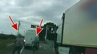 Scene halucinante pe o sosea din Maramures! Doi soferi au vrut sa isi faca singuri dreptate. Camera de bord a victimei a surprins tot momentul