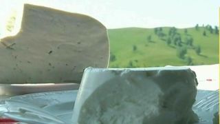 Cum se face urda sau ricotta romaneasca in varf de munte. E apreciata chiar si de italieni