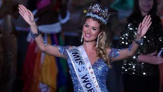 Asta e cea mai scumpa rochie din Romania. A fost purtata de Miss World 2015