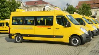 Trei profesori din Gorj au mers cu prietenii la gratar cu autobuzul scolii. Explicatia lor e halucinanta