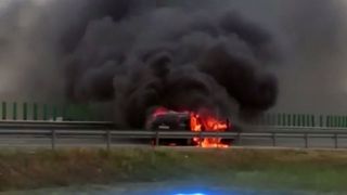 O masina a luat foc in mers, pe Autostrada Soarelui