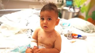 Are doar doi anisori si 16 operatii. Povestea lui Denis, pentru care medicii din Romania nu pot face nimic, insa costurile sunt prea mari