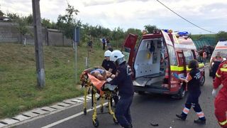 Timis: Coliziune intre un autoturism, un TIR si o masina de gunoi, pe DN 6. Trei barbati au fost raniti