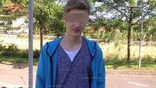 Adelin, un sportiv de 16 ani, se zbate intre viata si moarte, dupa ce medicii au "uitat" de el cateva ore. A venit la spital constient, dar indiferenta medicilor l-a bagat in coma, spun apropiatii