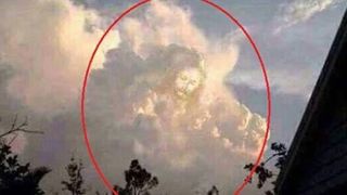Fenomen straniu pe cer, deasupra orasului bulgaresc Plovdiv: "E un semn ca ne vegheaza&rdquo;