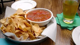 Alcool si chipsuri ca sa-i atraga pe oameni la Biserica. Initiativa ciudata a unui preot