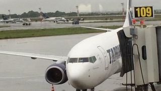 Zeci de zboruri intarziate pe Aeroportul Otopeni, dupa ce singura pista functionala a fost inundata