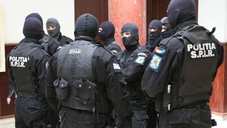 Perchezitii in Bucuresti si Arges, la persoane banuite ca ar fi obligat peste 40 de tinere sa se prostitueze in UE