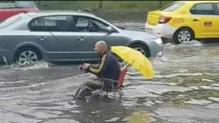 Scene surprinzatoare in Capitala! La pescuit direct pe bulevardele inundate