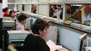 Au muncit pana la epuizare! Angajatii de la Permise si Inmatriculari, luati cu ambulanta de la birou