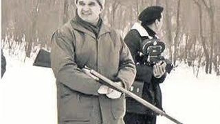 Arma cu care Ceausescu a ucis un mistret de 300 de Kg a fost scoasa la licitatie. Cat costa pusca modificata special pentru dictator cu elemente din aur