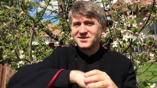 Un angajat al unui hotel face dezvaluiri despre preotul Cristian Pomohaci - "Umbla cu doi bodyguarzi tineri dupa el. De cateva ori mi-a cerut si mie numarul de telefon"