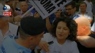 Aparitia misterioasa de la manifestatia anti-gay organizata la Cluj. Cine e omul care o imbranceste pe actrita care a venit in mijlocul manifestantilor? Nu este jandarm