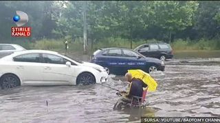 Scene tragi-comica in Bucurestiul inundat de apa. Un barbat a facut spectacol din mijlocul unei balti. Toata lumea s-a uitat socata la el