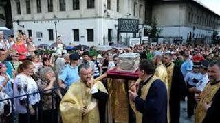 Cearta si suparare la moastele Sfantului Antonie cel Mare! Credinciosii s-au certat ca la piata