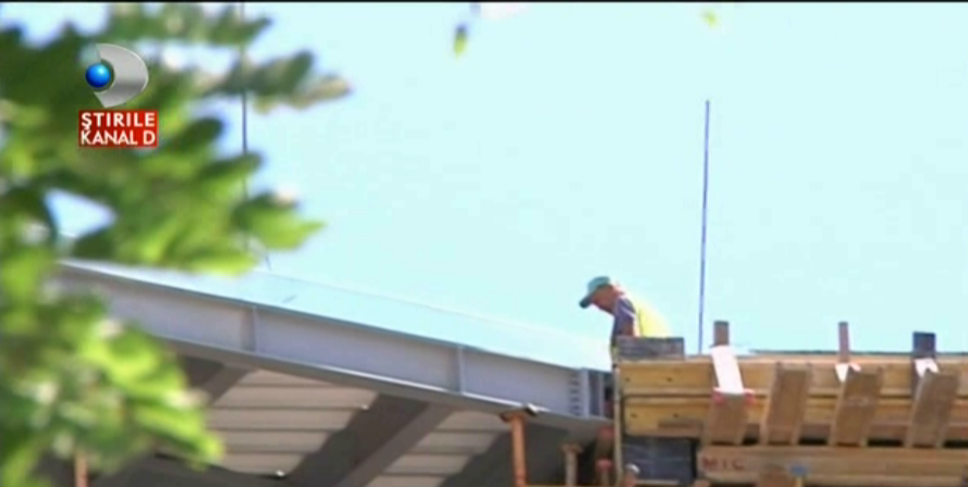 Inconstienta sau comoditate? Cativa muncitori de pe un santier din Timisoara isi risca viata in fiecare zi. Lucreaza la etajul 7, dar singura protectia e impotriva soarelui