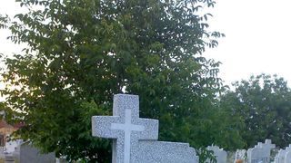 O femeie din Timis trebuie sa plateasca daune morale, pentru ca a scris pe piatra funerara a fiului sau cateva versuri. Ce continea strofa