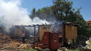 Incendiu intr-o gospodarie din Zalau, provocat de un baietel de 6 ani. Pompierii au avut nevoie de 3 ore pentru a stinge flacarile