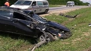 Un tanar din capitala a facut praf masina pe care a luat-o in chirie. S-a rostogolit cu ea de cateva ori si a ajuns intr-un sant: "L-a purtat, l-a intors de vreo doua ori si atat". Cum arata automobilul