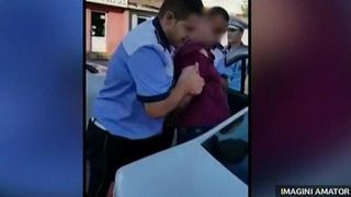 A lesinat in timp ce se lupta cu politistii, dar tot a fost incatusat si urcat in masina politiei. Este cazul halucinant al unui sofer de TIR care nu a oprit la semnalele politistilor locali.