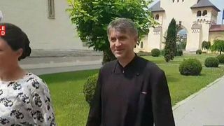 "Cristian Pomohaci este un mare vindecator", sustin oamenii din Galati. Poate sa opreasca ploaia si se roaga cu ardoare la Dumnezeu pentru romani