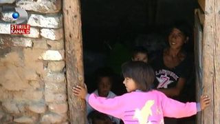 Saracie crunta intr-o comuna din Dolj. Oamenii "cartita" traiesc in bordeie sapate in pamant, fara apa si curent.