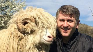 250 de lei pe o noapte de amor! Atat ar fi scos parintele Pomohaci pentru o escorta de lux masculina: "Am inceput sa ii plac si s-a ridicat suma"