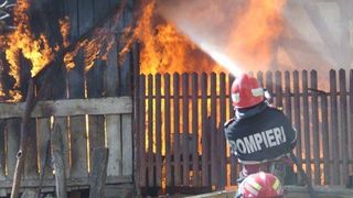 Copilul de 5 ani din Arad care a provocat un incendiu a murit la spital. Baietelul suferise arsuri pe 95% din suprafata corpului