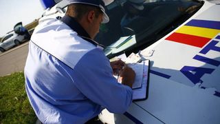 Amendat cu 290 de lei pentru ca nu purta centura de siguranta intr-o parcare