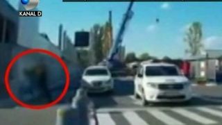 Bataie cumplita surprinsa in parcarea unui mall. Un sofer a luat la pumni un paznic, care i-a blocat roata - Iata ce a urmat