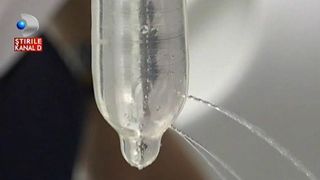 Un barbat din Cluj a cumparat o cutie de prezervative si cand a deschis-o s-a dus direct la OPC! Ce era in cutie