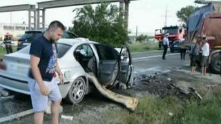 Accident cumplit in Tulcea. Cinci tineri au fost la un pas de moarte dupa ce au intrat cu masina intr-un camion