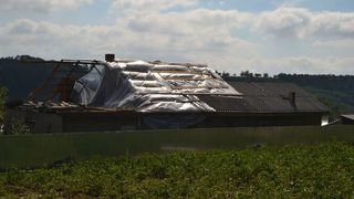 Prapad in judetul Neamt! Acoperisuri smulse, unele cu tot cu zidarie, hectare intregi de padure distruse si localitati fara curent, in urma unei tornade